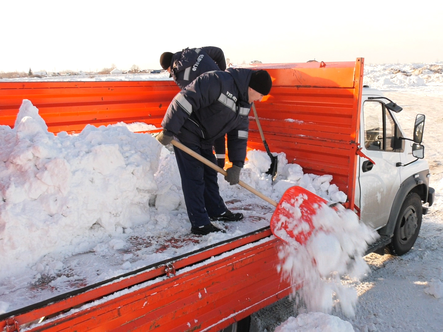 Продолжается очистка дорог от снега